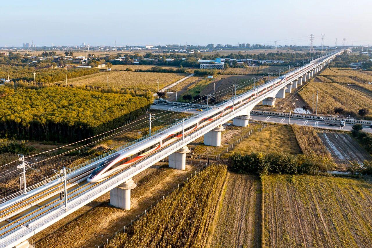 以全长299公里的西延高铁开通为标志，中国高铁营业里程正式突破5万公里。