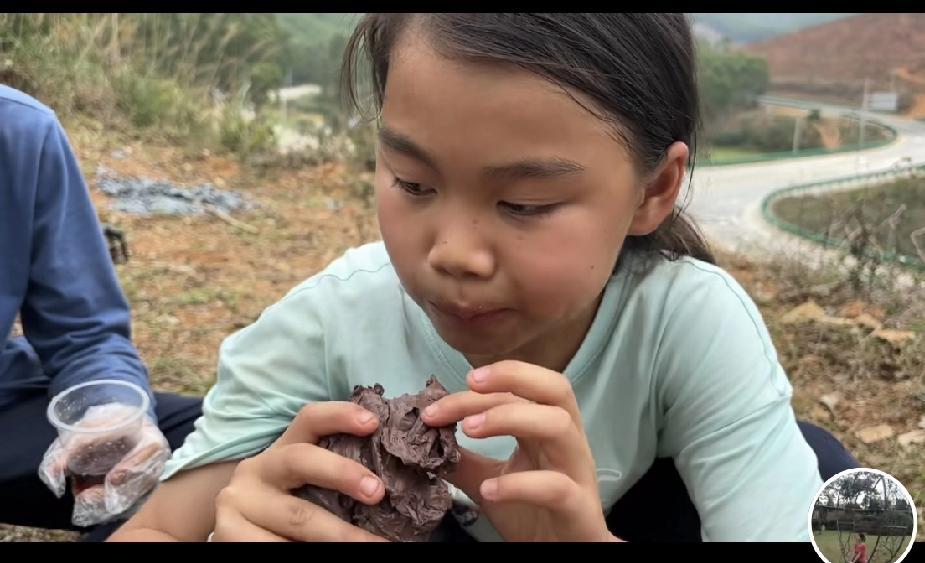 其实一帆妈妈和爸爸的四个小孩子这一家人是很接地气很幸福的。他们就很自然地在村里过