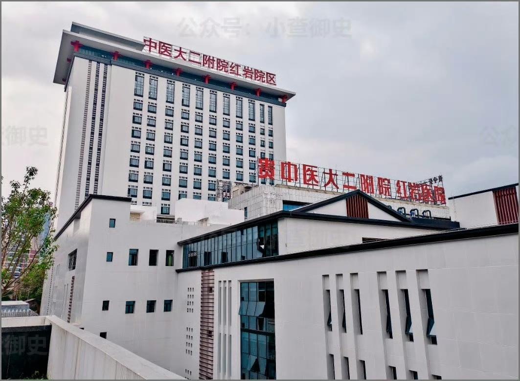 锦旗里面藏凶器。
 
医生在写病历，头都没完全抬起来，袭击就发生了。那面锦旗掉落