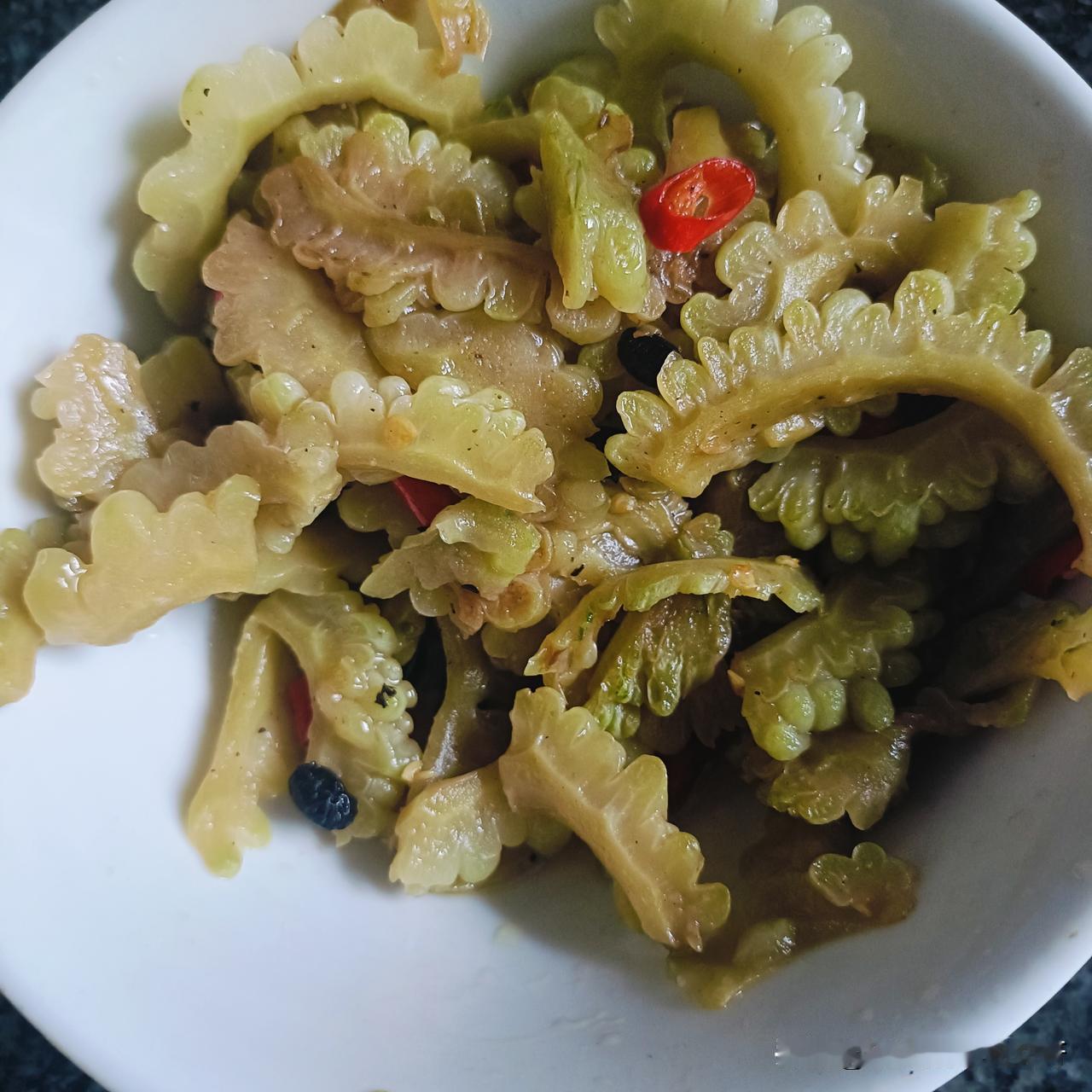 今天的早餐：白米饭，配苦瓜炒辣椒。

今天这苦瓜不放肉，不放鸡蛋，就放两个辣椒，