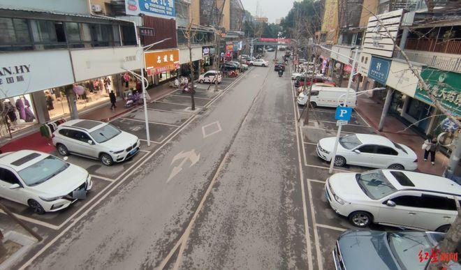 【车主质疑步行街停车扫私人码缴费不合规，公司：为防逃费，收费员先收再上交 律师解