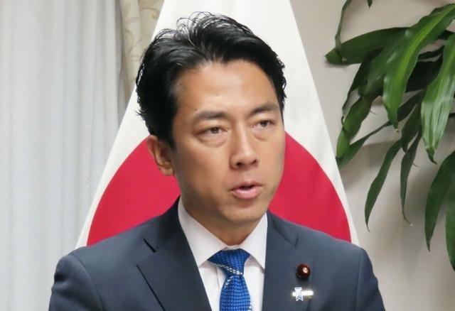 很气愤，日本喊话中国了！就在28日，正在韩国访问的日本防卫大臣小泉进次郎就中俄军
