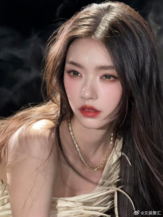 是谁又被林允美到失语林允这组图可以直接当封面 翻开林允这组氛围感大片瞬间被狠狠惊