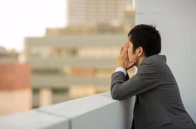 上海浦东，女子与丈夫恩爱半生，万万没想到，在丈夫去世后，她清理遗物时，发现丈夫竟