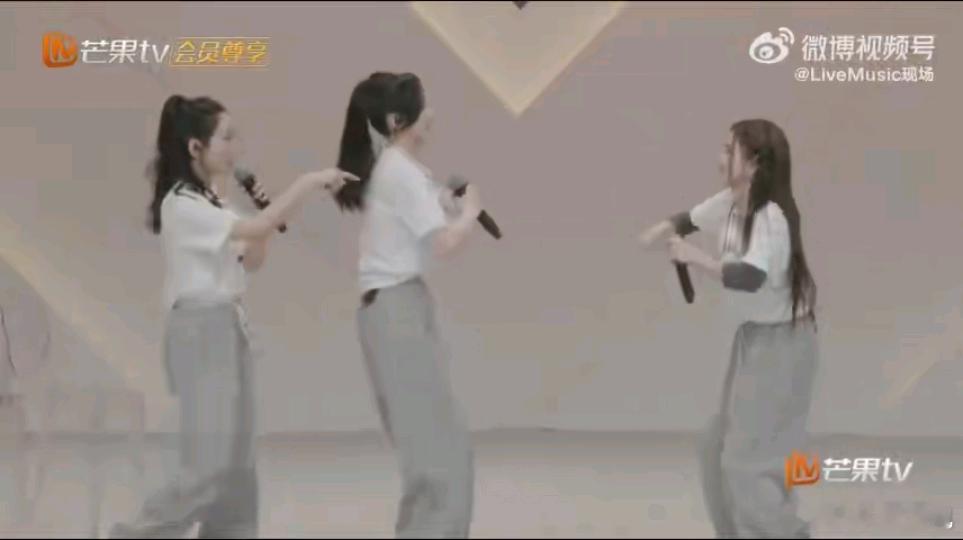 陶昕然一公小考状态 练习室的音乐成了开关，陶昕然随节奏扬起的嘴角藏不住松弛。那个