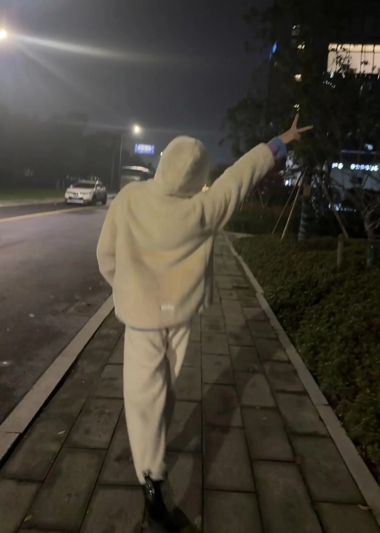 戴墨镜去酒吧 不装杯的她不发