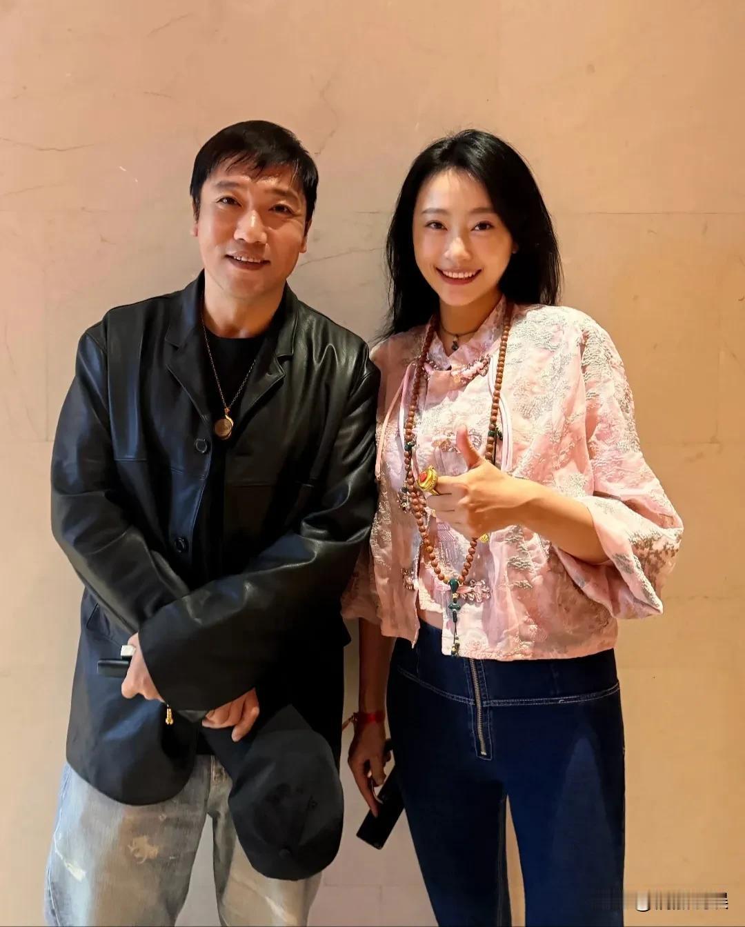 我现在是理解了为啥明星都拼命减肥了，确实看起来不一样啊！
贾冰在辽宁录节目，和网