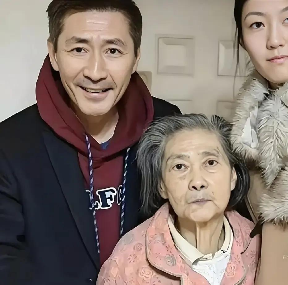 演员张子健带着女儿看望前妻李婷的母亲时的一幕，张子健是深耕影视多年的实力派演员，