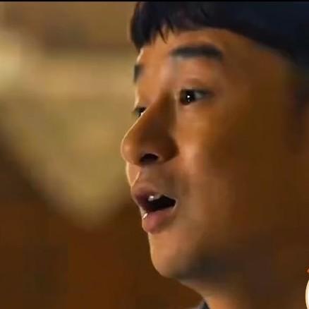 央视热播剧《八千里路云和月》中，孟万福一人战三的那幕实在太精彩了！孟万福原本是个