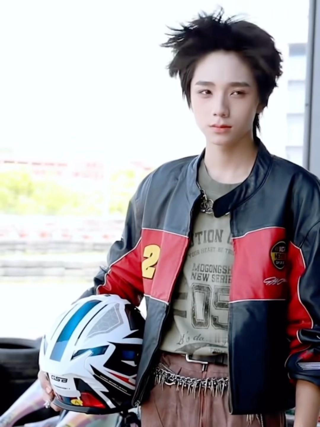 王橹杰 机车服装造型。。连风都偏爱的少年[微风] 王橹杰新造型 ​​​