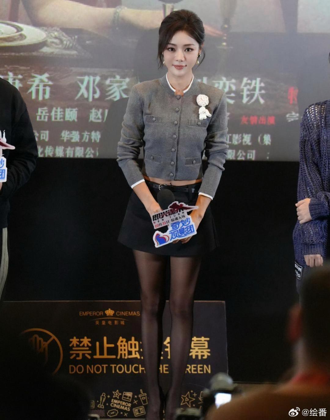 原来这是爱情公寓的小姨妈邓家佳啊，完全没认出来！ 