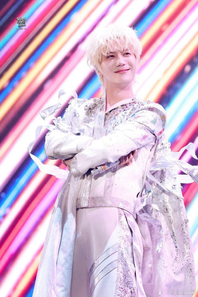 民政局开到了陆虎演唱会 陆虎现场为粉丝送上新婚祝福，录制专属VCR，爱情保安当之