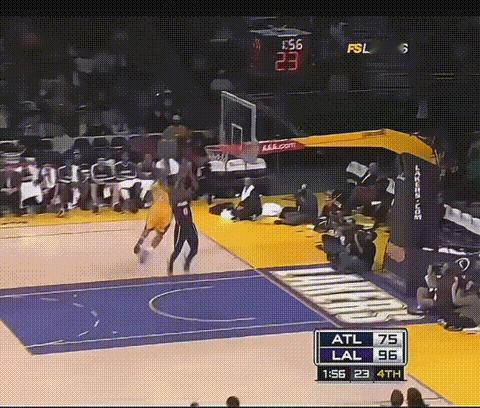 还记得香农布朗这个盖帽嘛，湖人队全队好像看中秋的月亮，08年当时湖人团队氛围真好