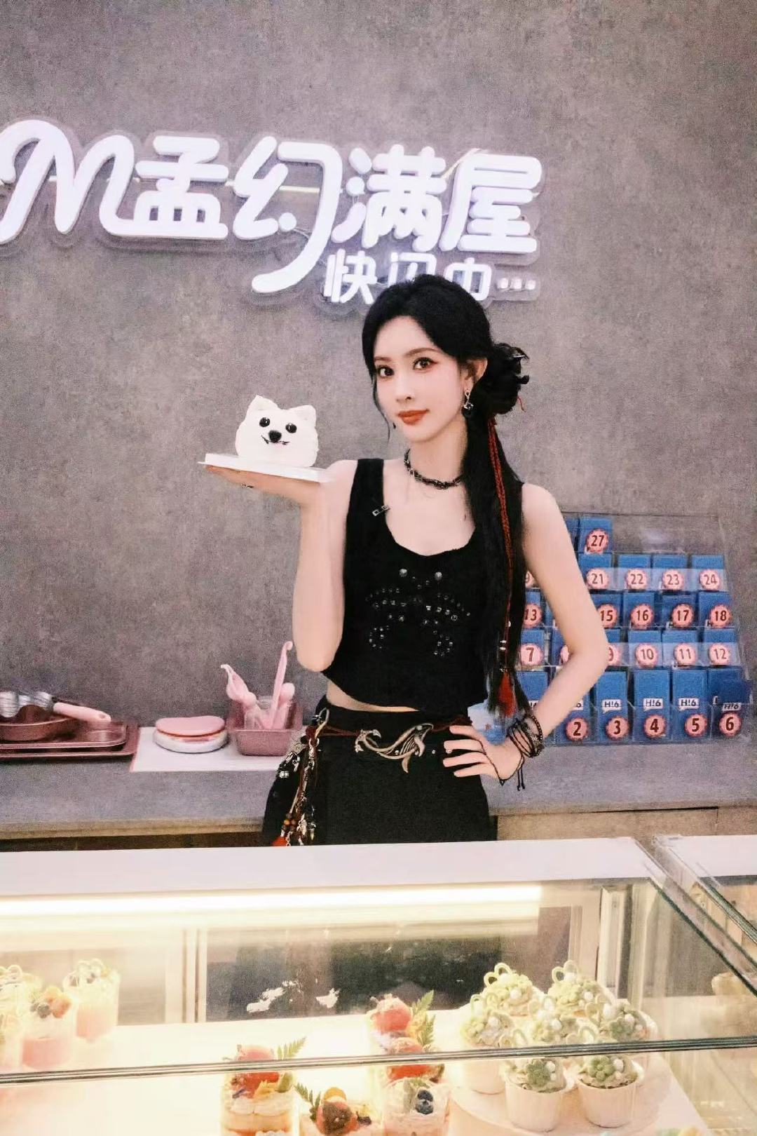 孟子义手捧巧克力蛋糕好可爱的巧克力蛋糕[流鼻血]孟子义[超话] 孟子义巧克力蛋糕