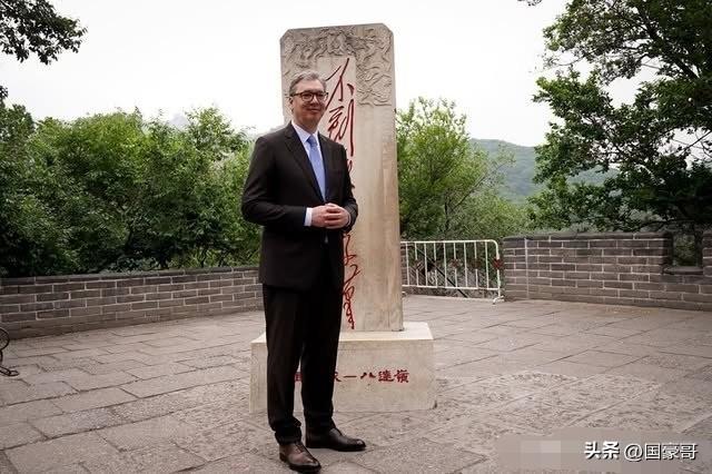 恭喜武契奇，正式晋级为“好汉”。
在很多外国人眼中，对于爬长城似乎有一种执念，塞
