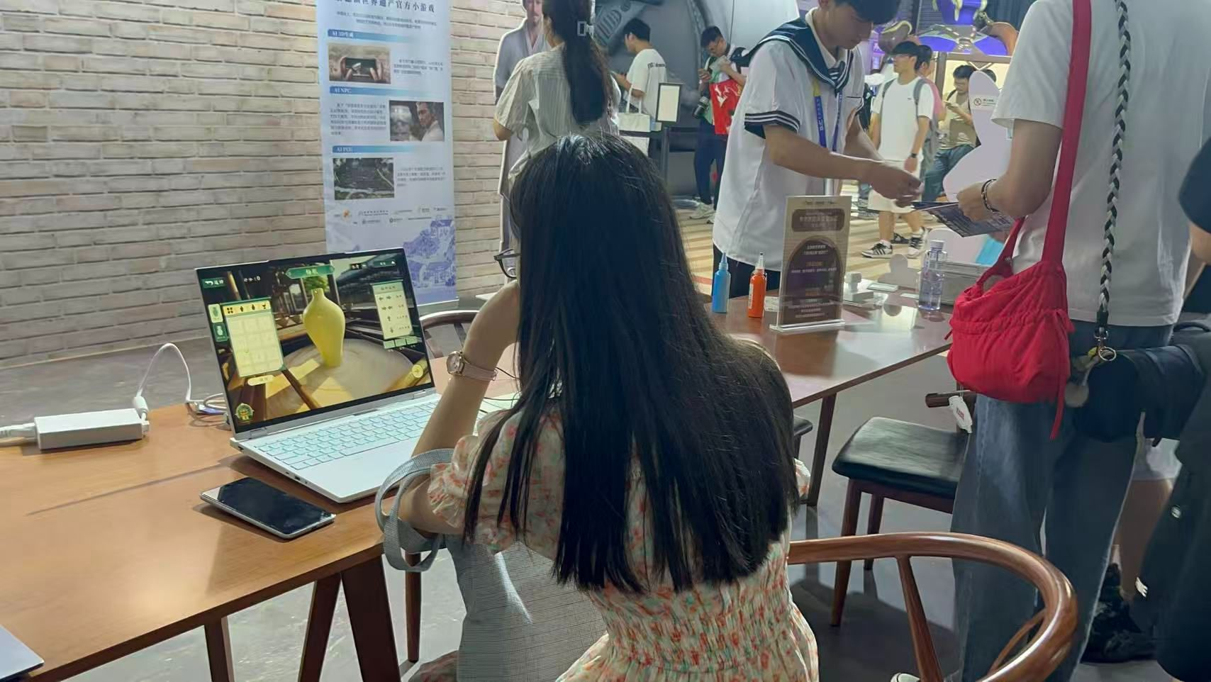 在CJ被游戏AI硬控了在CJ被鹅厂AI师傅教做瓷器由鹅厂打造的全球首款申遗小游戏