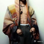 张极露腹肌了谁懂啊！张极这腹肌直接鲨疯了，清晰的线条超有力量感，宽肩窄腰的完美比