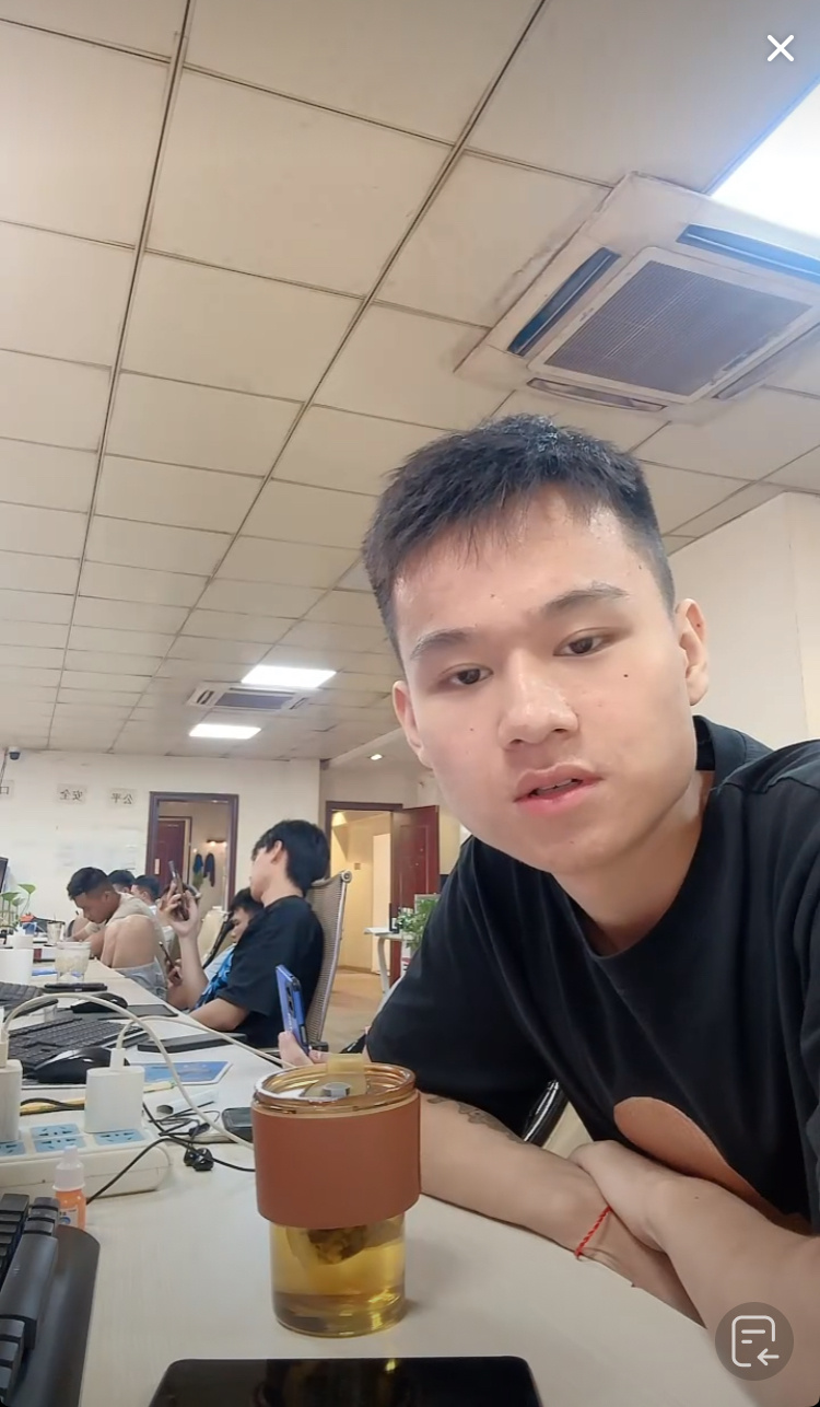 缅北猪仔客服开直播了 说没被打 用的是云南网络所以ip在云南 还挺诚实[二哈] 