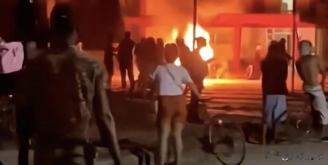 炸锅了！古巴彻底乱了：执政党办公室被烧，美古突然开启谈判

​家人们，古巴突发剧