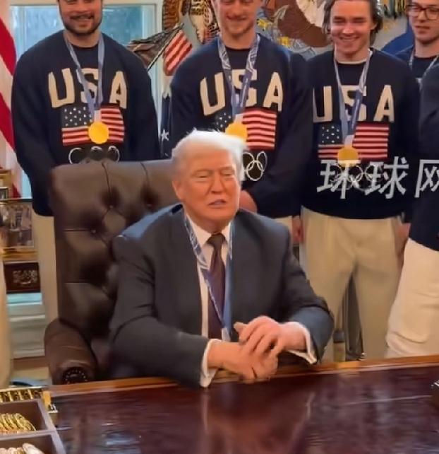 特朗普只要看见挂脖子上的好东西都想要，美国冰球队金牌拿来自己戴，在国会看见男议员