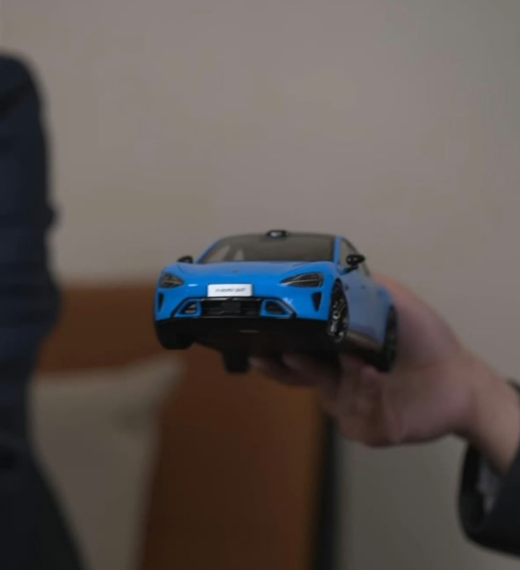 雷总，这个小米海外发布会主讲人TJ怎么会有你都没有的新SU7卡布里蓝车模？