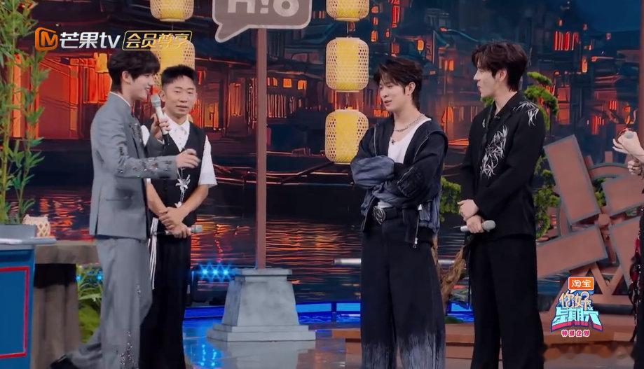 丁程鑫有福同享有难魏哲鸣当你好星期六 瞧瞧敬苦瓜茶这幕，丁程鑫太会玩，迅速把苦瓜