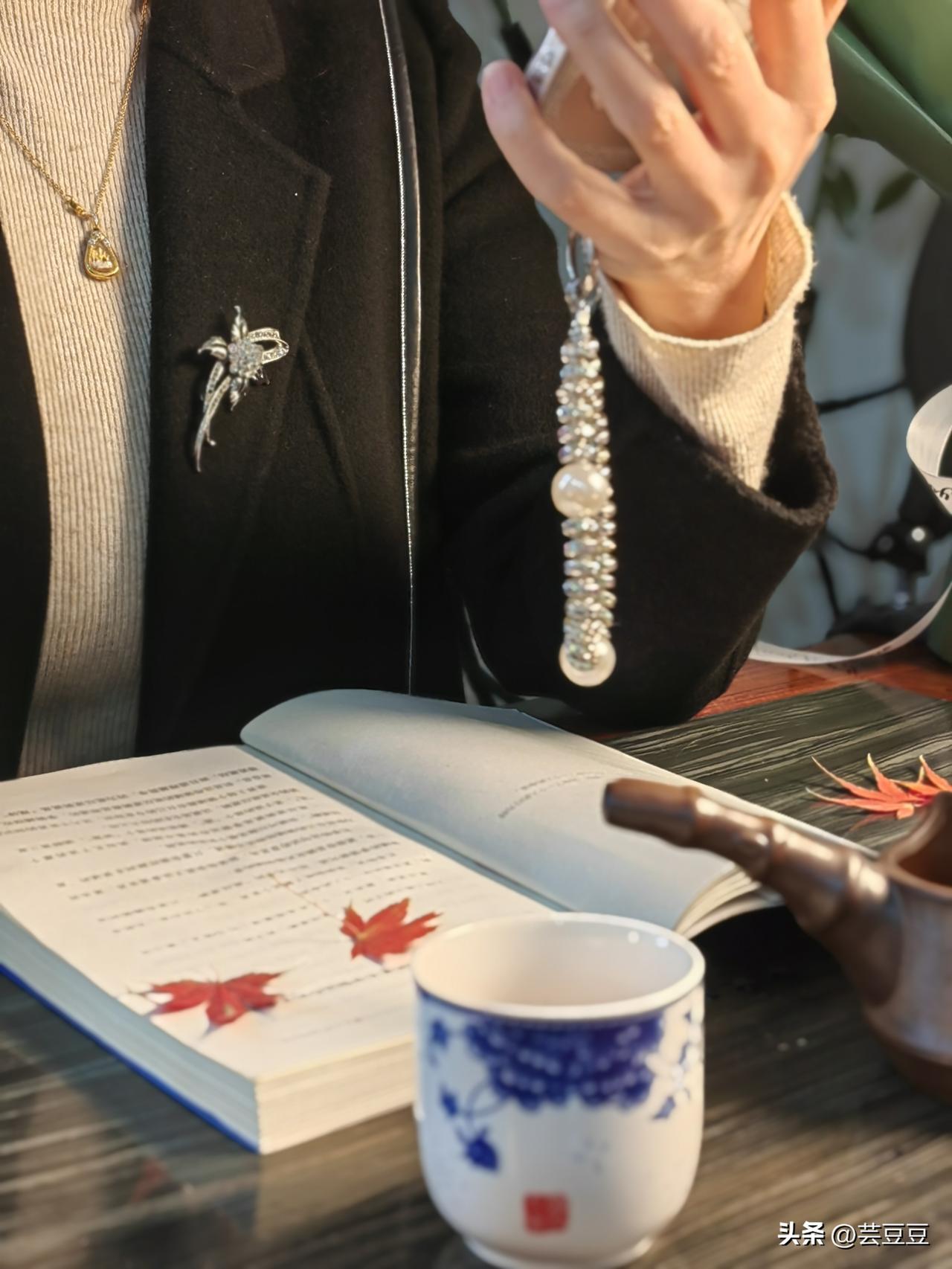 午休时间，看书喝茶，
养心养生，
向内求，自带圆满；
向外求，终是虚空。

心强