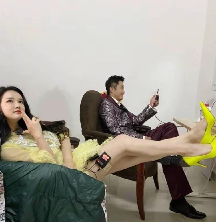 冉莹颖以前录节目，还把脚翘得高高的，1米62能把腿搭上桌也是难为她了，夜店风格！