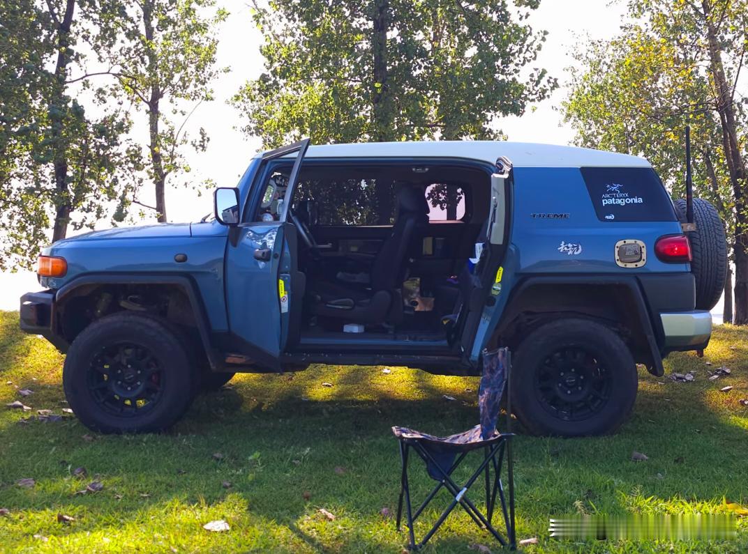 丰田酷路泽FJ  居然还有对开门版本，确实长见识。.   
      顶配8皮