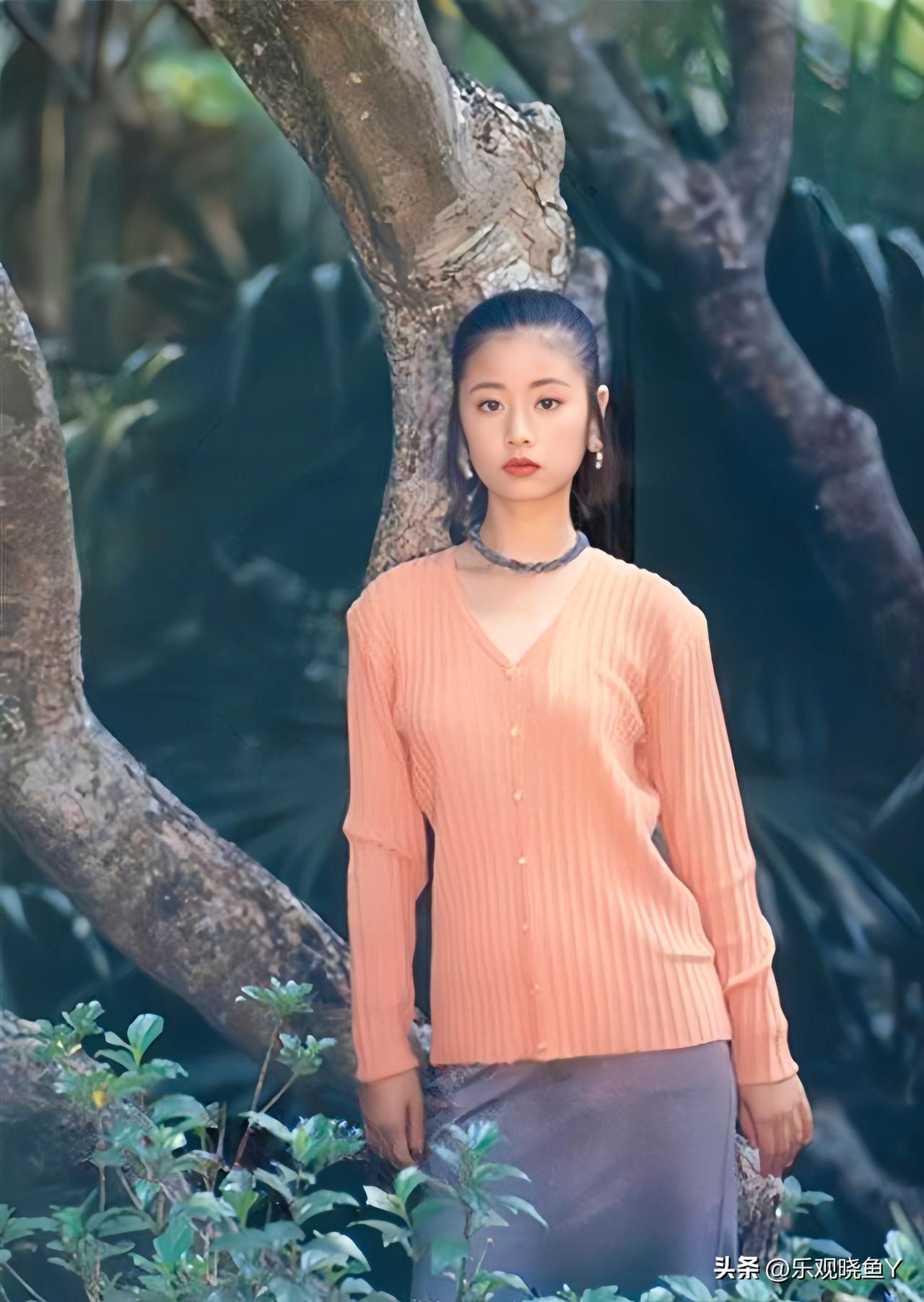 这是1994年林心如在户外的一张留影，当时林心如18岁，青春灵动，美貌如仙。真是