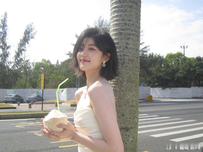 陆鸣你看夏雪穿婚纱了夏雪穿上婚纱，那画面美到极致却又满是“刀片”。一瞬间，心像被