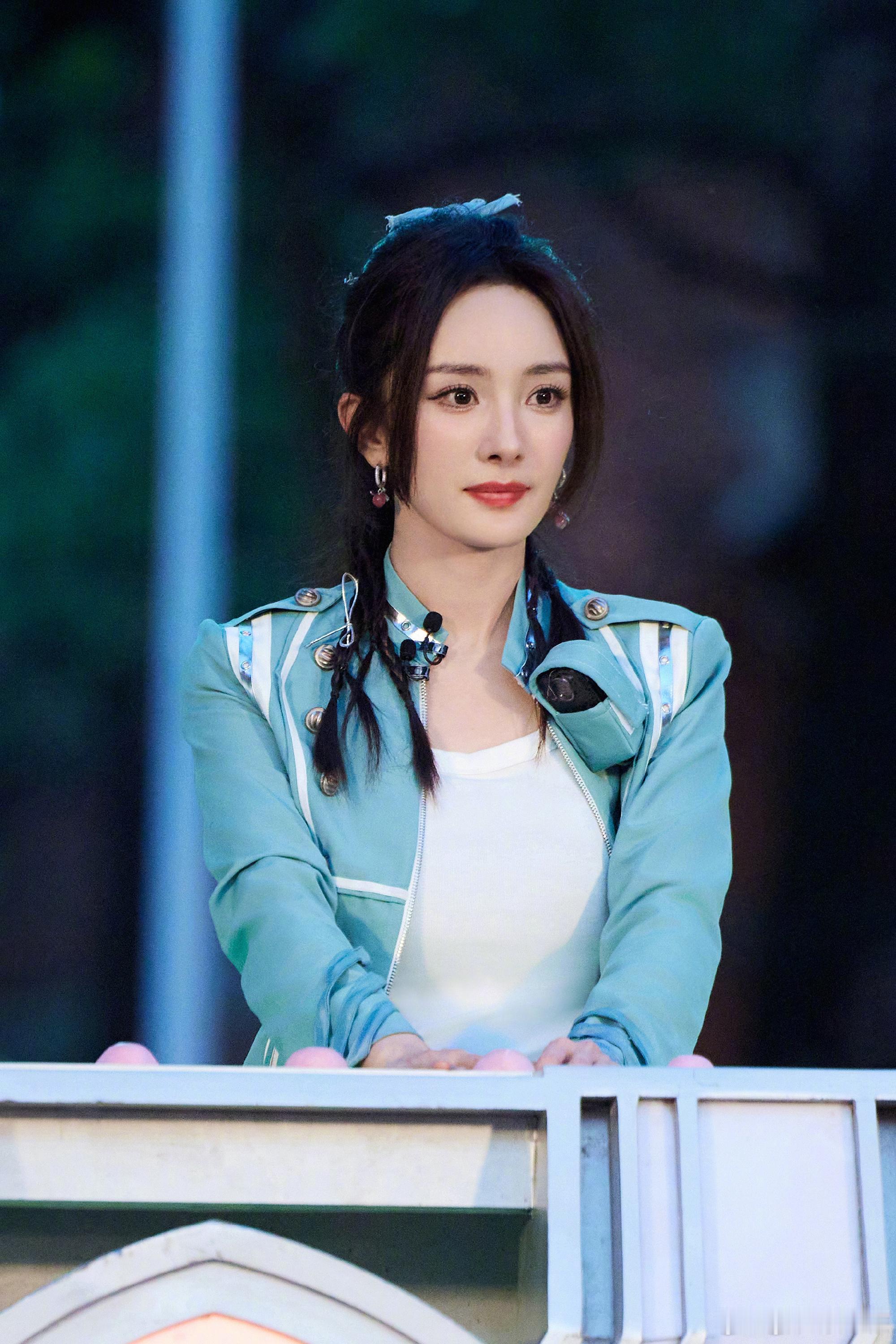 杨幂wink这一下 谁还没被《密室大逃脱》里杨幂的wink戳中啊！银行危机超紧张