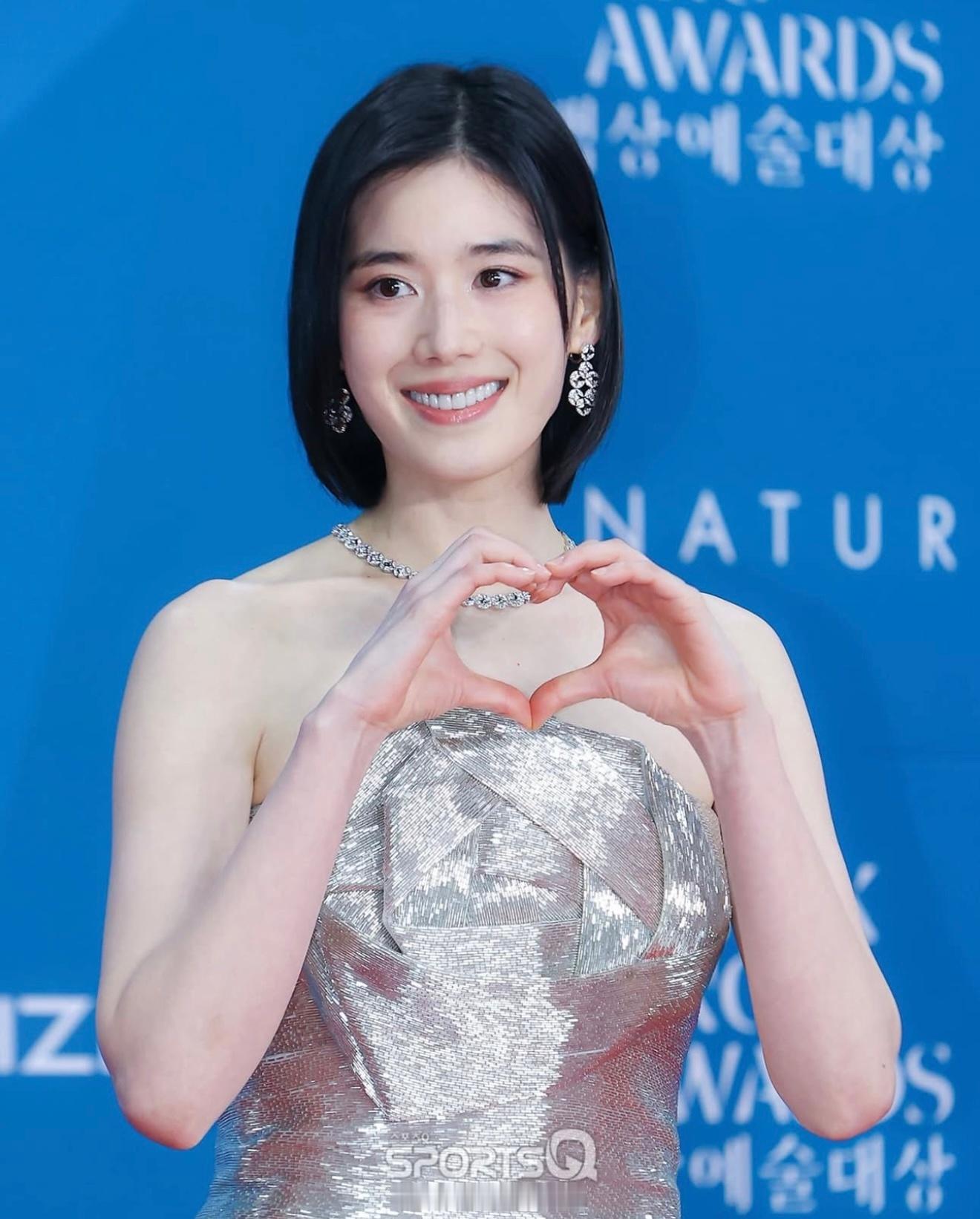 郑恩彩 郑恩彩 红毯造型一定是知道她很适合冬季色这礼服趁着整个人在发光配上再自然