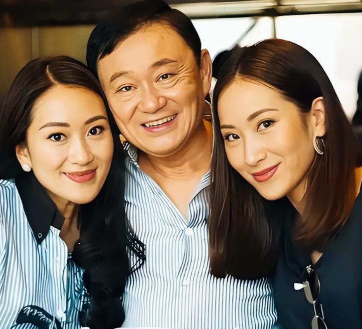 他信和他两个优秀的女儿啊！
他信的两个女儿集美貌与才能于一身啊！
两个女儿既有漂