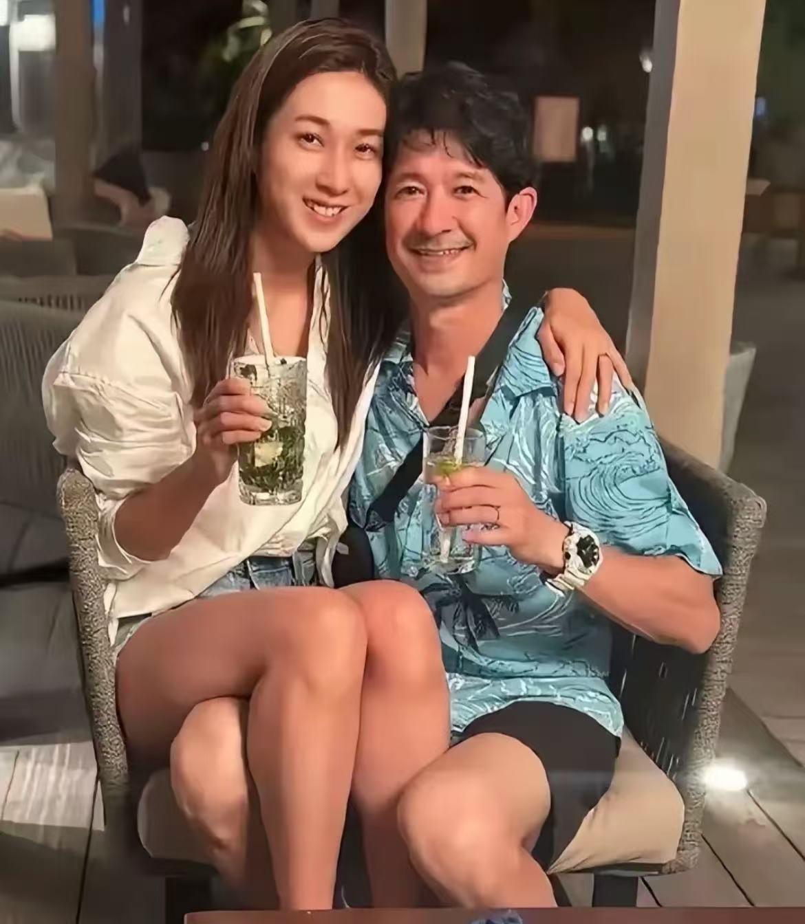 41岁钟嘉欣争夺孩子抚养权并不突然
其实很早之前就有所预兆
除了频繁和林峰搭台唱