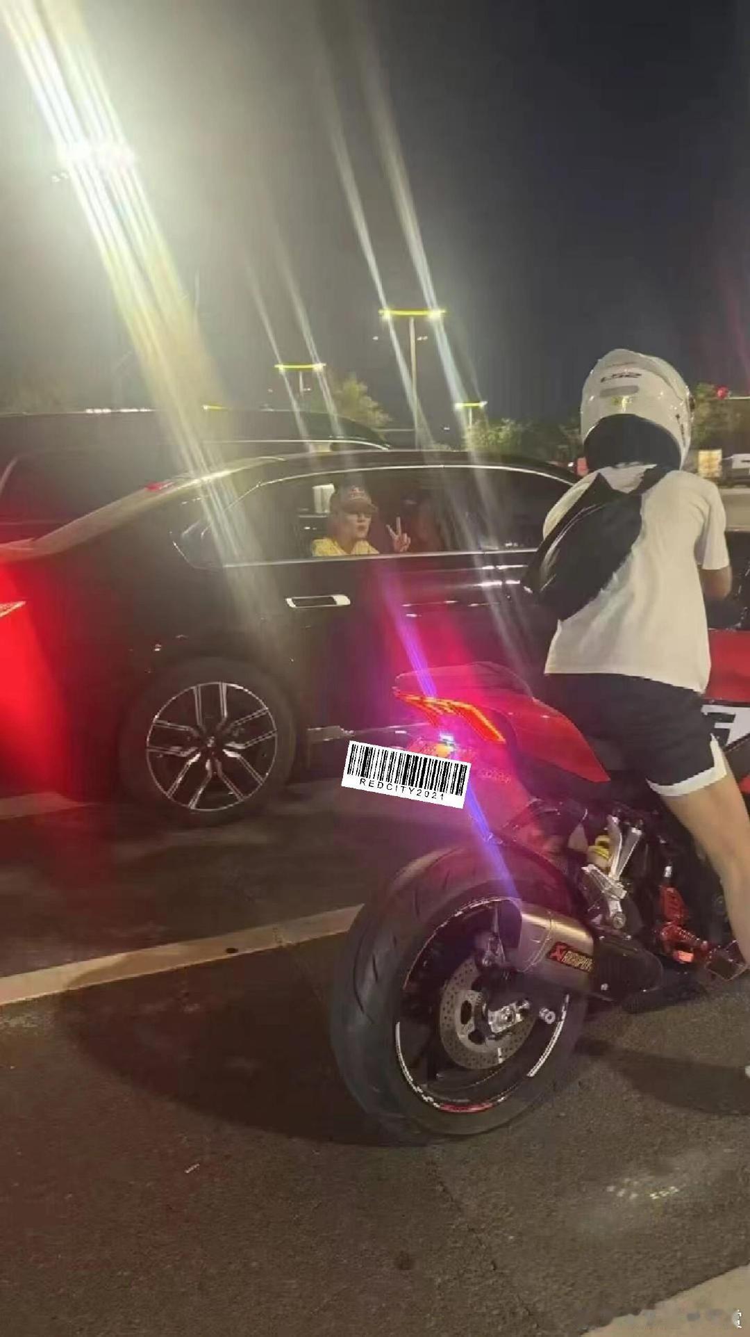 鹿晗和路人比耶鹿晗开完演唱会回去的路上和路人打招呼，啊啊啊能不能也让我偶遇。鹿晗