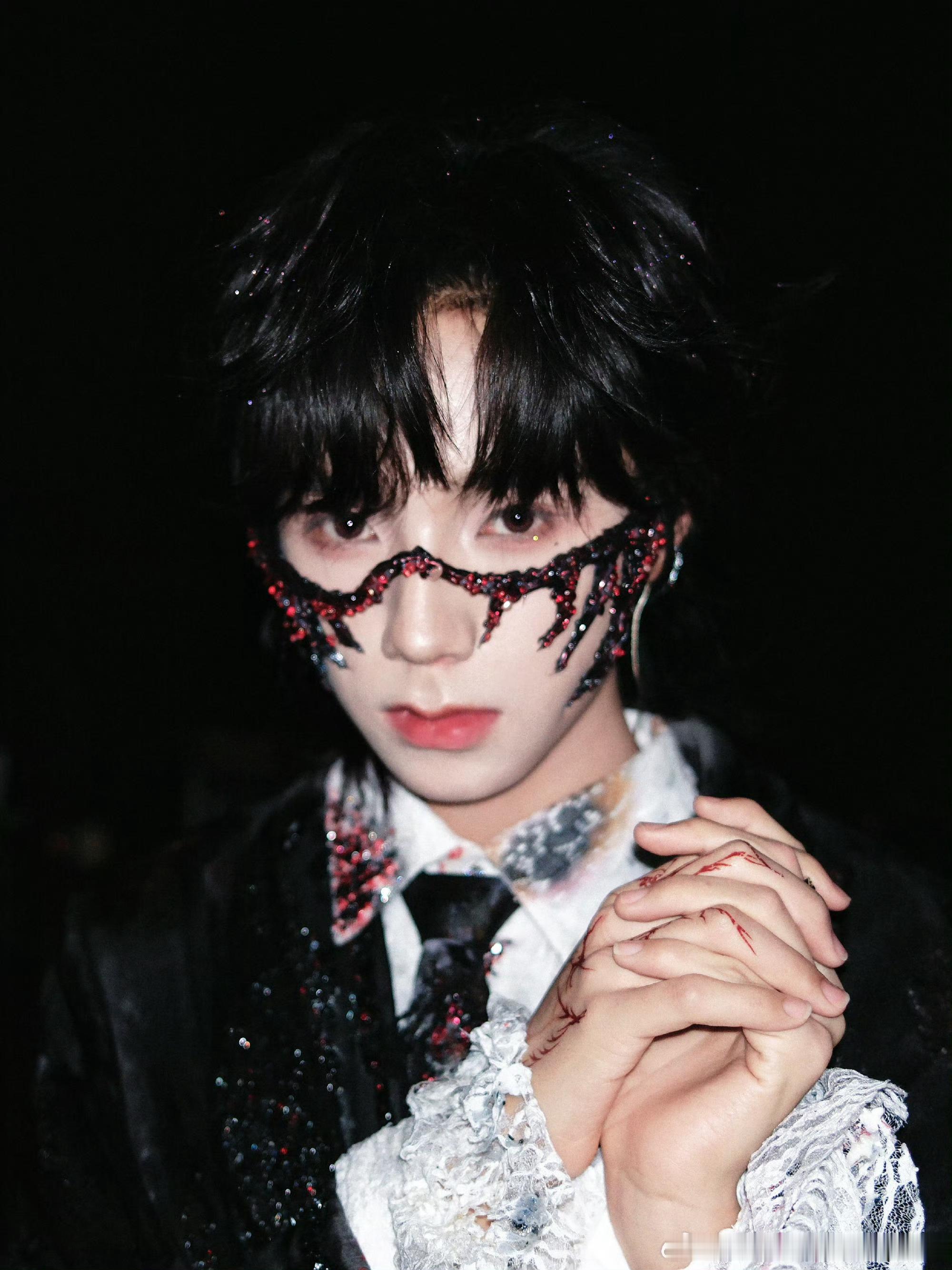 王橹杰举个旗可以当导游了王橹杰导游的团在哪里报名！我先报个名！去哪里都行！ 