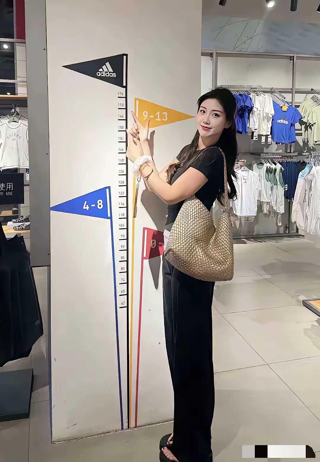 美女这海拔也太高了吧，找的对象不得1米8以上。不仅海拔高，脸蛋还那么好看。