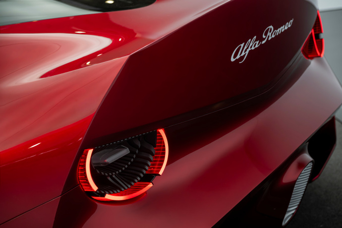 Alfa Romeo Cuorerosso四门 2+2 布局，融合超跑和 GT 