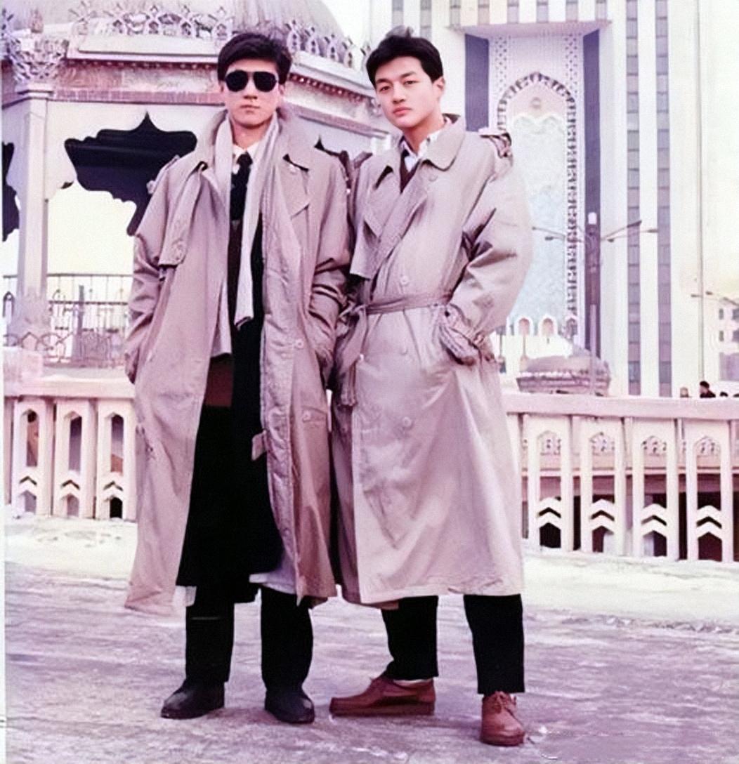 1990年，李亚鹏与哥哥李亚伟，在乌鲁木齐人民立交桥头，留下了这张合影。

这一