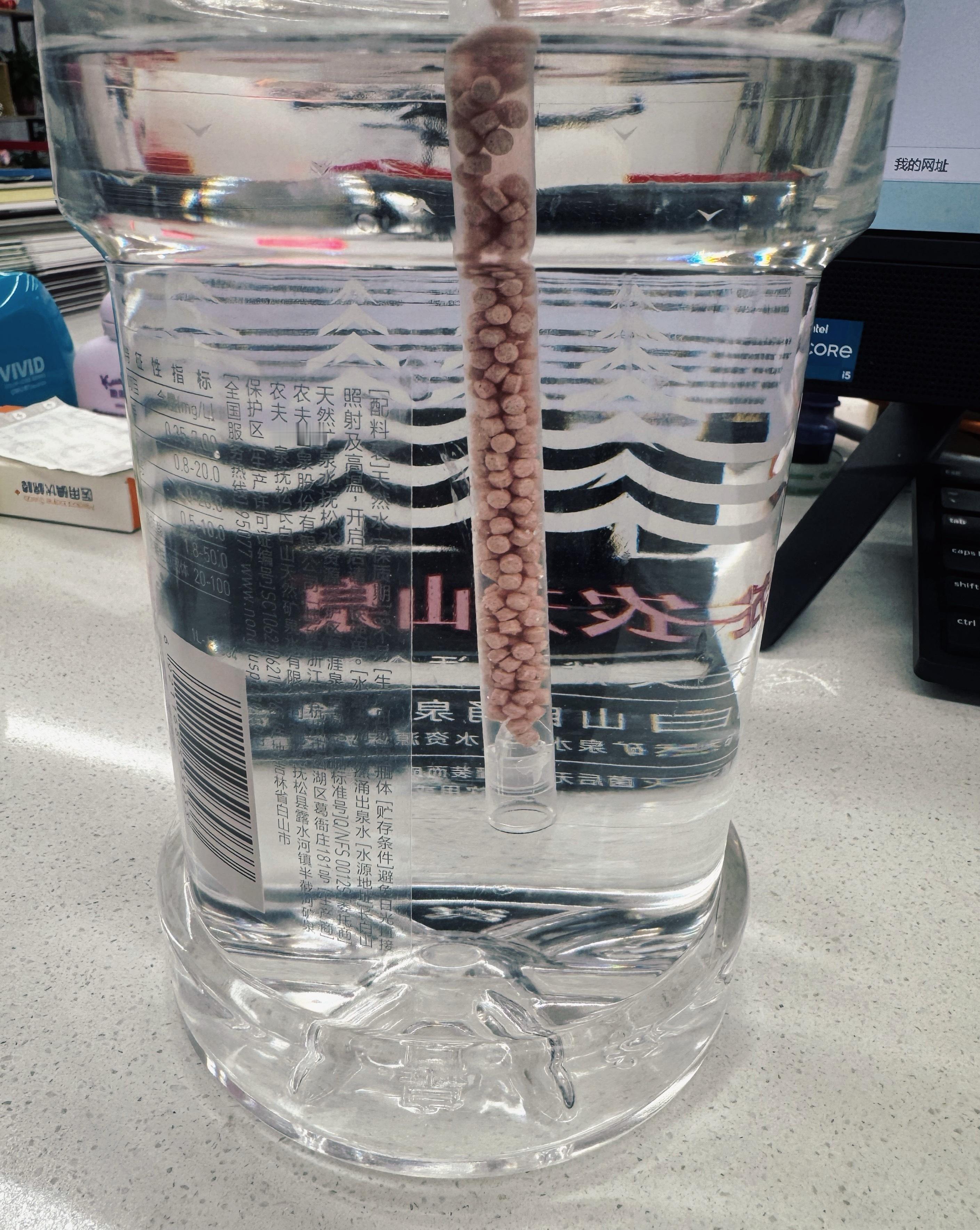我试了下（之前为了多喝水买的）那个号称用了这个轻轻松松喝3L水的吸管，我喝不惯，