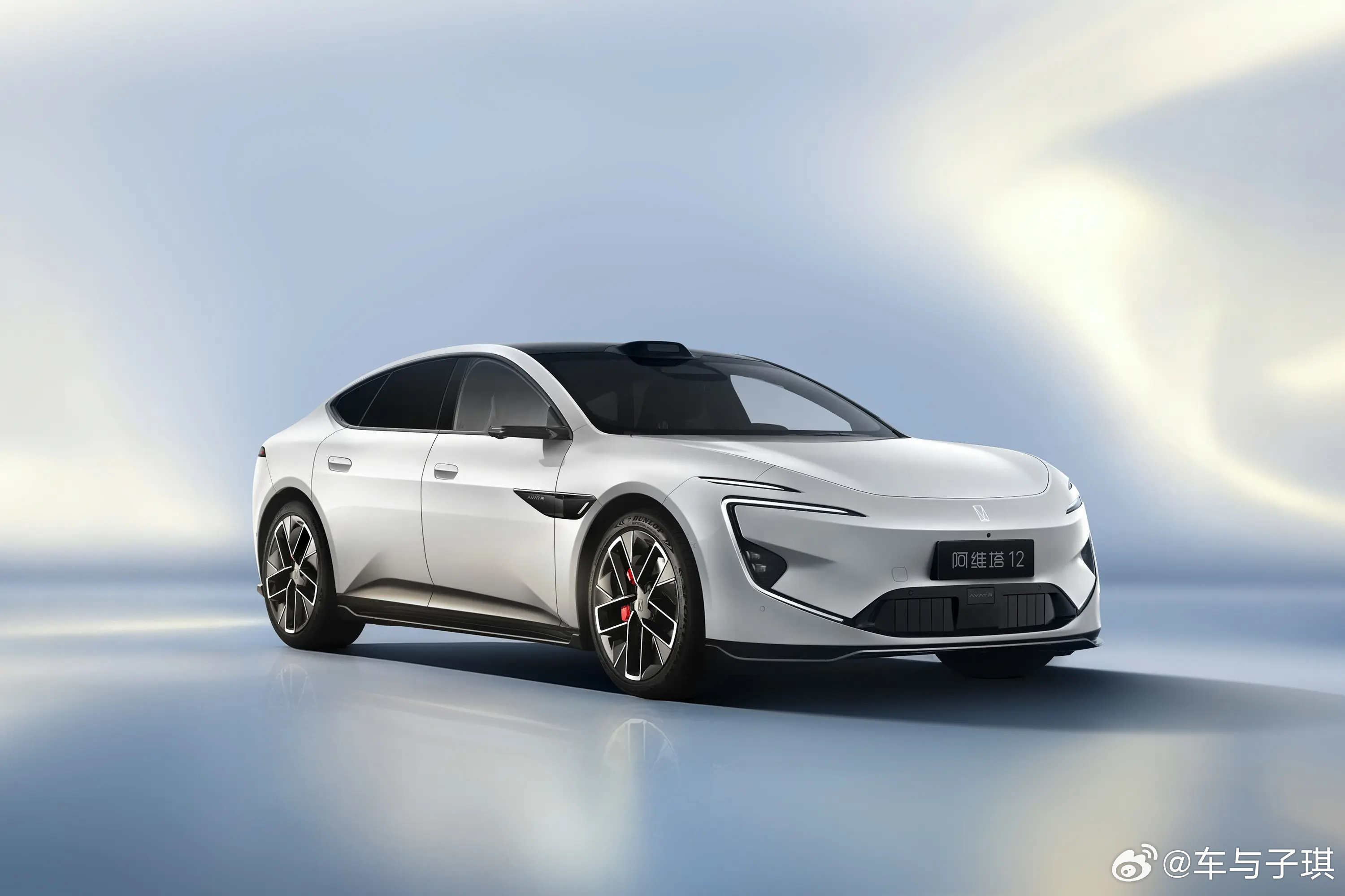 最近刷到阿维塔 12 升级，真的被这波诚意戳到了，重点夸俩核心：智驾和底盘。智驾
