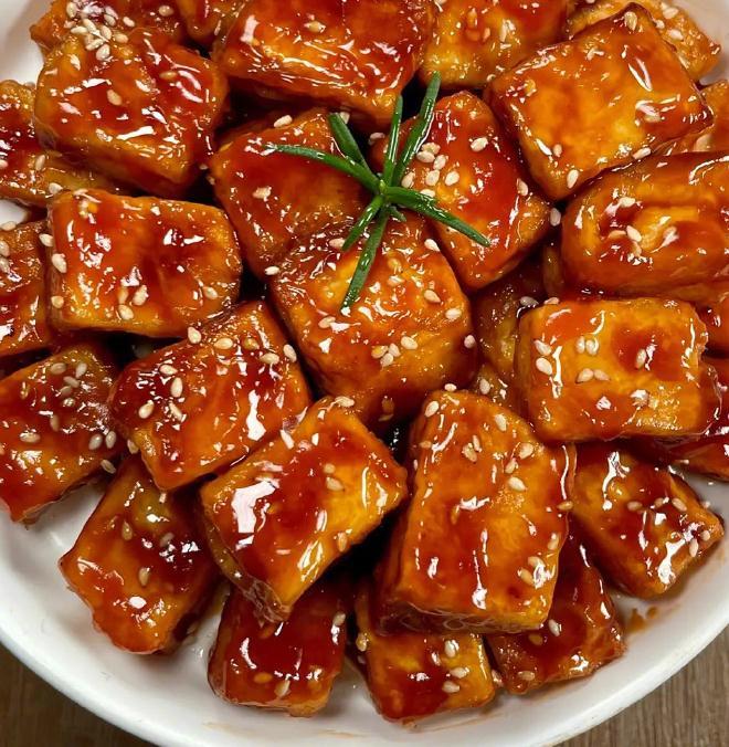今天做的糖醋脆皮豆腐，大人小孩都爱吃，食材简单，做法简单，但是却很好吃还超费米饭