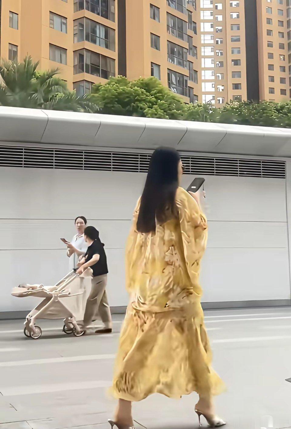 有网友长沙偶遇李湘一家三口，真应了那句话“离婚不离家”！王岳伦和王诗龄走在前面，