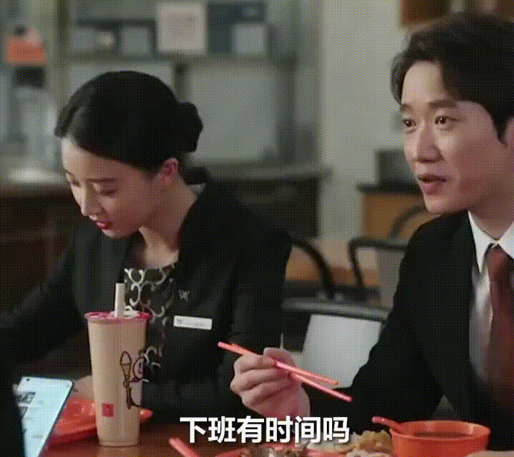 男同事约美女下班吃饭，美女说没时间下班要遛狗，没想到遛的是电子狗。
最近街边很多