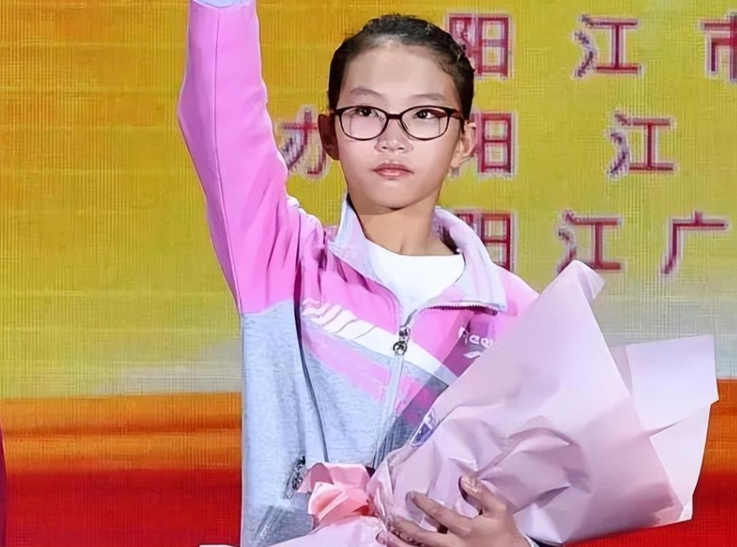 2006年，广东一男子在医院陪护流产的妻子。谁知，他出去抽烟时，发现了一名女弃婴