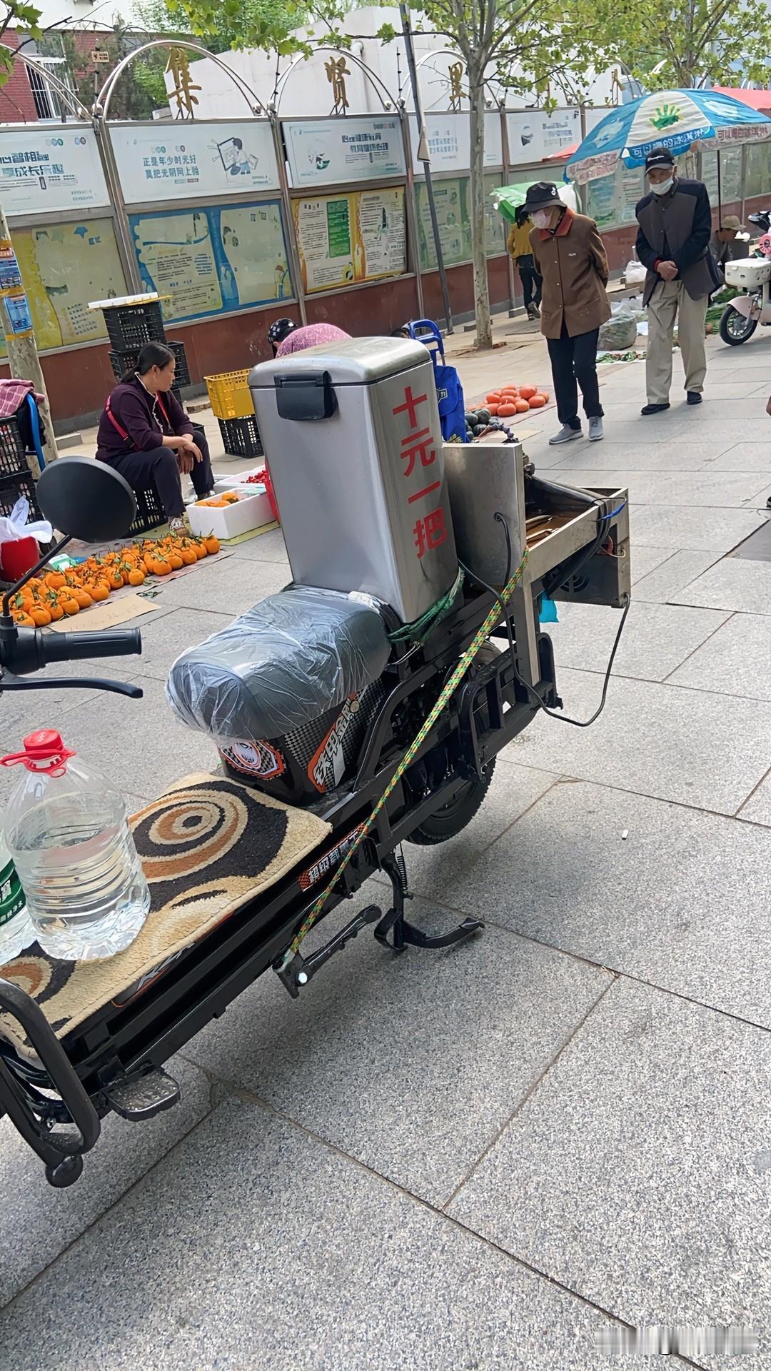 磨菜刀的师傅来到早市啦！
有需要磨菜刀、剪子的居民，可前往市场找师傅磨刀。
磨刀