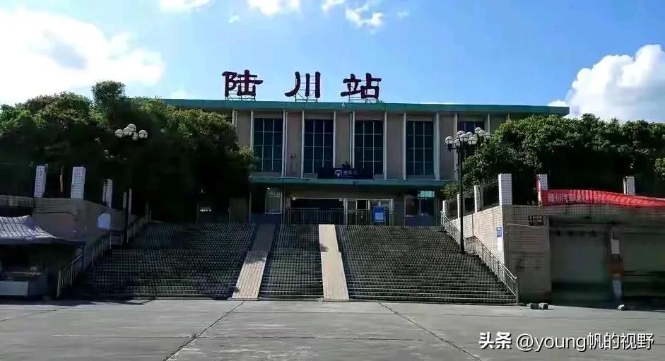 改造前后的陆川火车站。陆川站，黎湛铁路上的一座县级火车站，也算是一个客流比较大的
