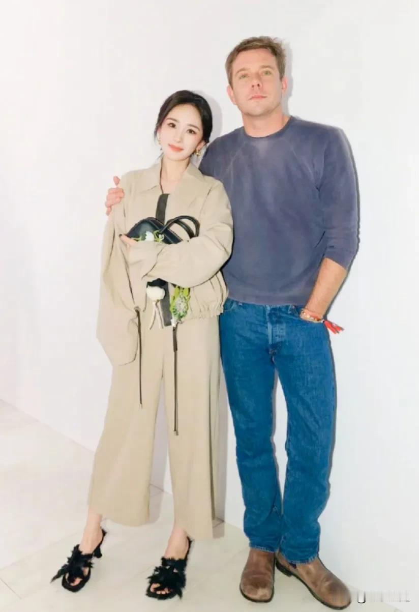 杨幂站在男神身旁也比较姣小显得特温柔，这种小女生撒娇的样子好迷人，要是站在他心爱
