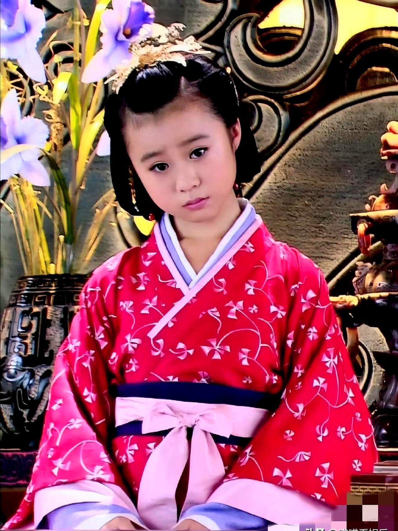 孟子义身后的背景板宫女，曾是国民级童星。
 
开机现场，所有镜头对准主角的精致造